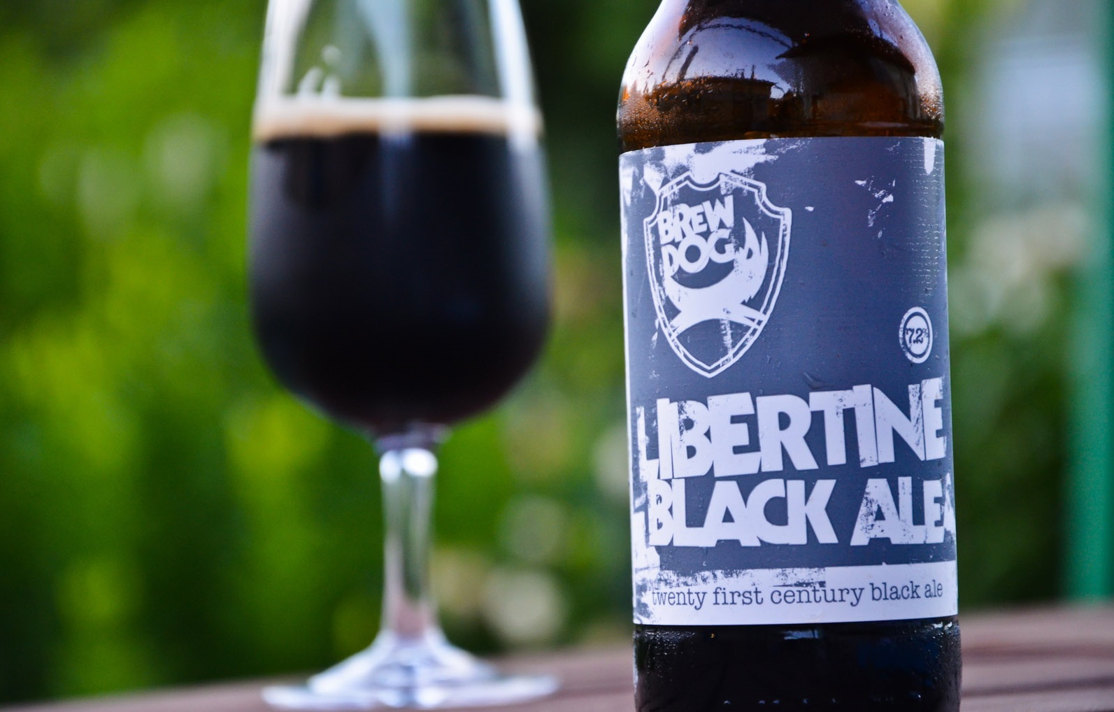 Black beer. Черный Эль. Черное пиво. Пиво IPA темное. Пиво в черной бутылке.